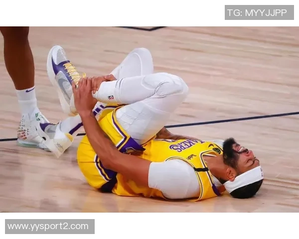 戴维斯左手受伤正在咨询多方专家以确定最佳治疗方案